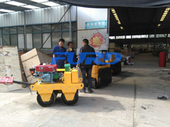 福瑞得機(jī)械手扶雙輪壓路機(jī)，二次結(jié)構(gòu)澆筑泵及時(shí)包貨